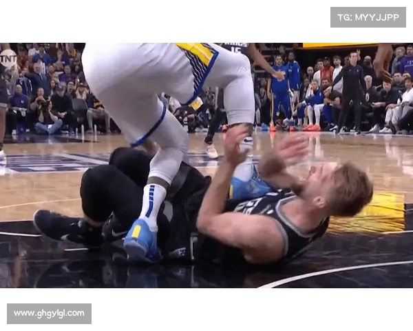 萨纳西斯强硬防守犯规过多被罚出场 劈头盖脸按倒努尔基奇引发争议 萨纳西斯强硬防守犯规过多被罚出场 劈头盖脸按倒努尔基奇引发争议